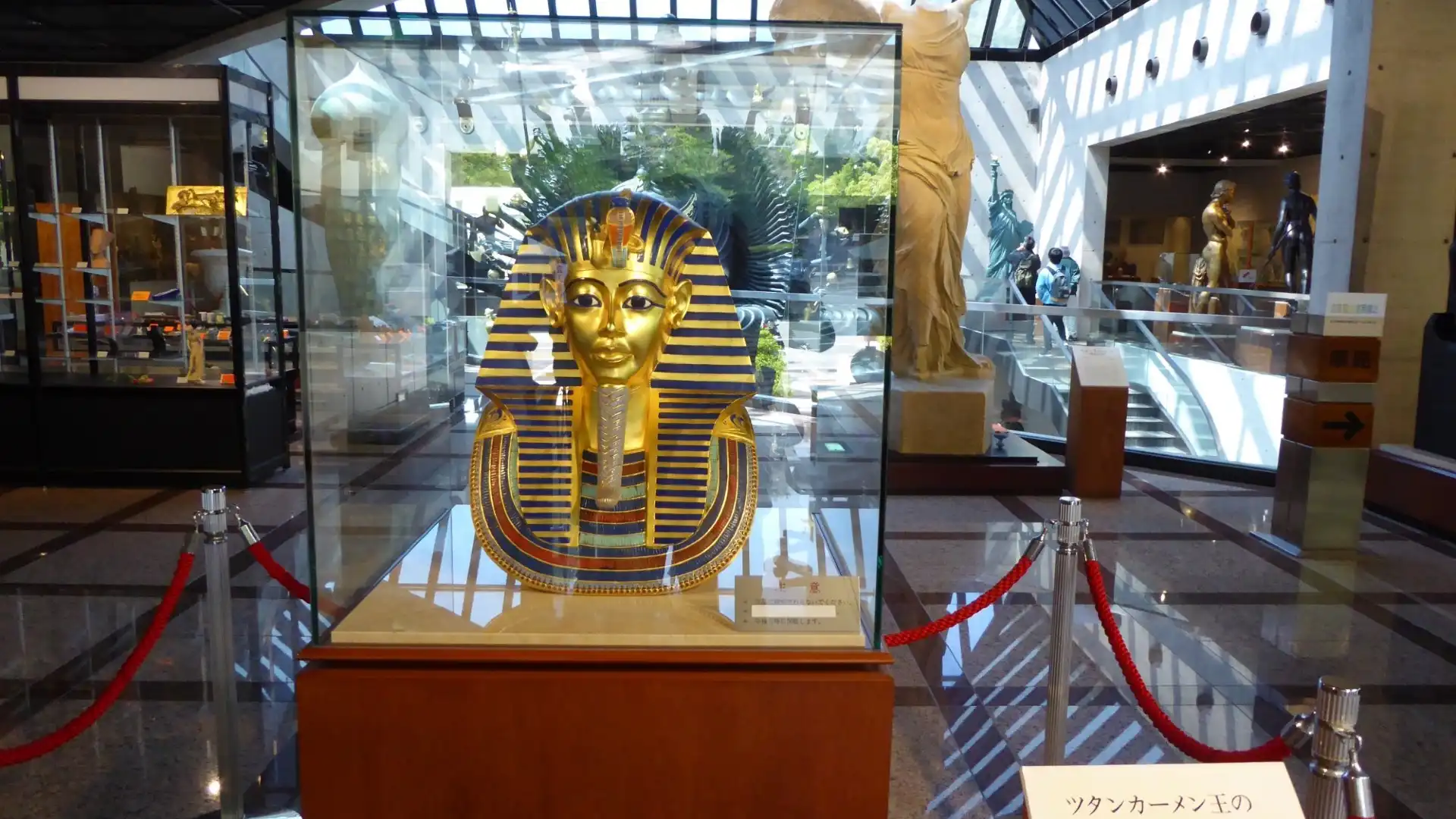 Hotels near Louvre Museum of Sculpture