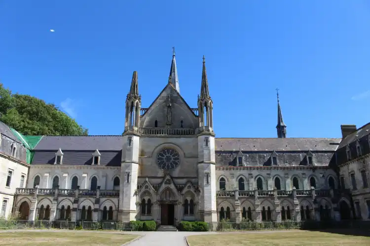 Hotels in Neuville-sous-Montreuil