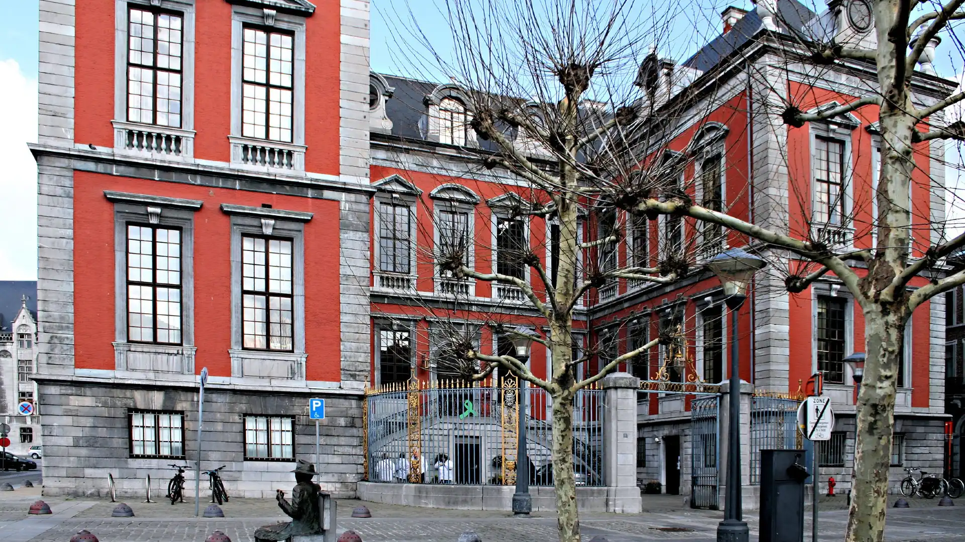 Hotels near Statue de Georges Simenon