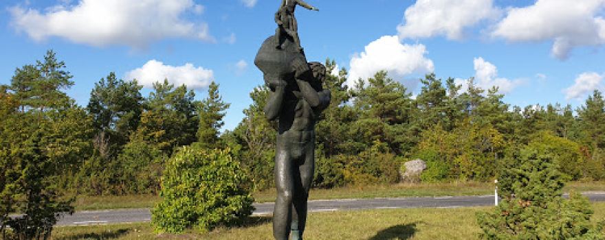 Hiiumaa vägilase Leigeri kuju