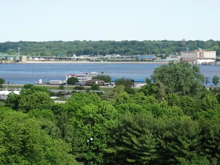 Hotels near Riverside Cemetery