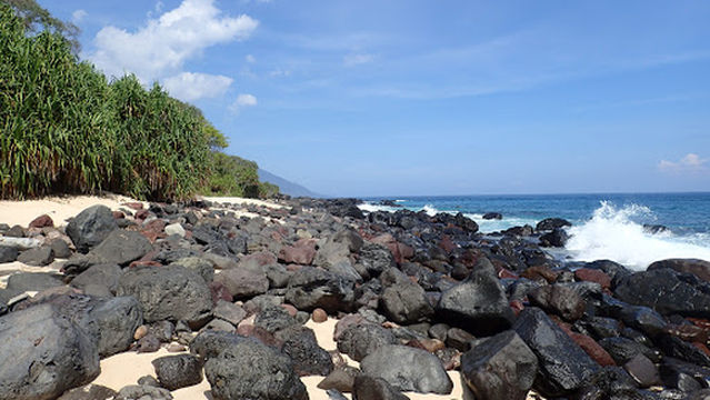 Pantai Pasir Putih Mingar
