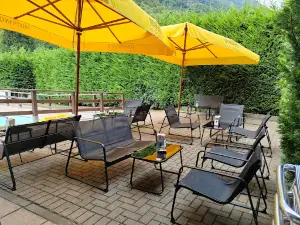 piscina acqua azzurra