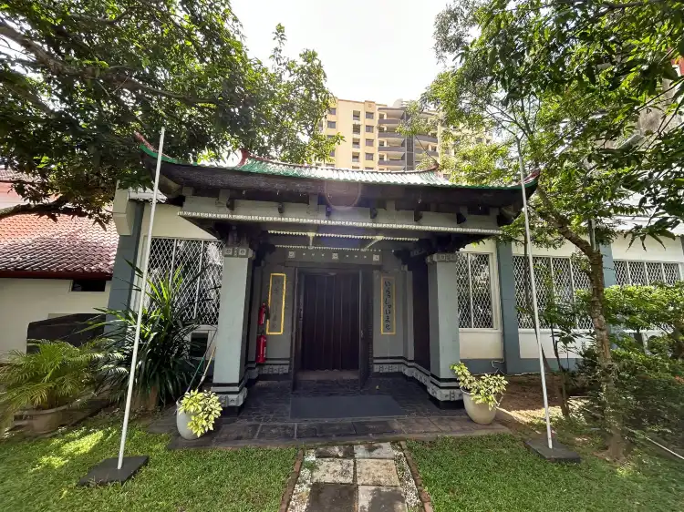 Hotels near J R Jayawardena Centre, Town Hall