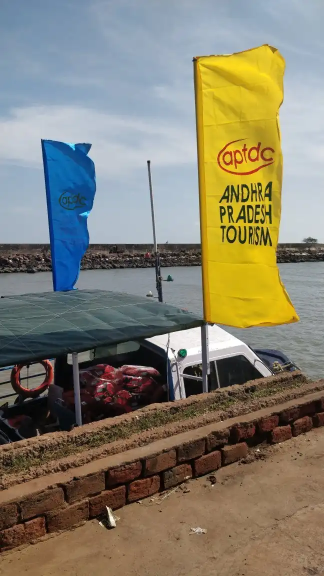 Hotels near Hope Island