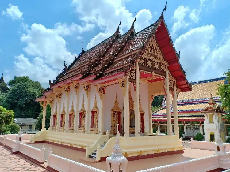 Hotels near Wat Tha Sampao Tai