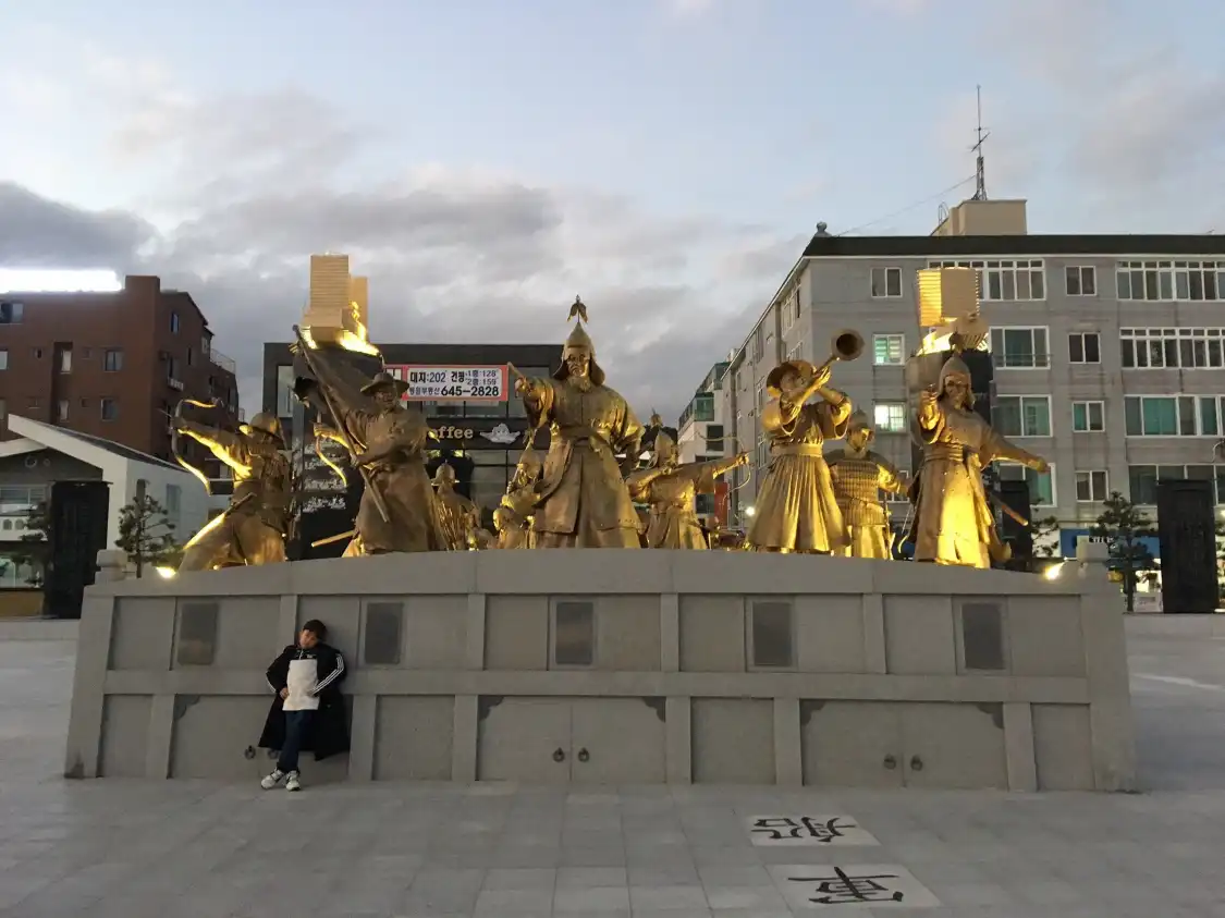 한산대첩 광장 주변 호텔