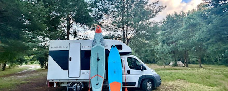 Pole namiotowe na cyplu
