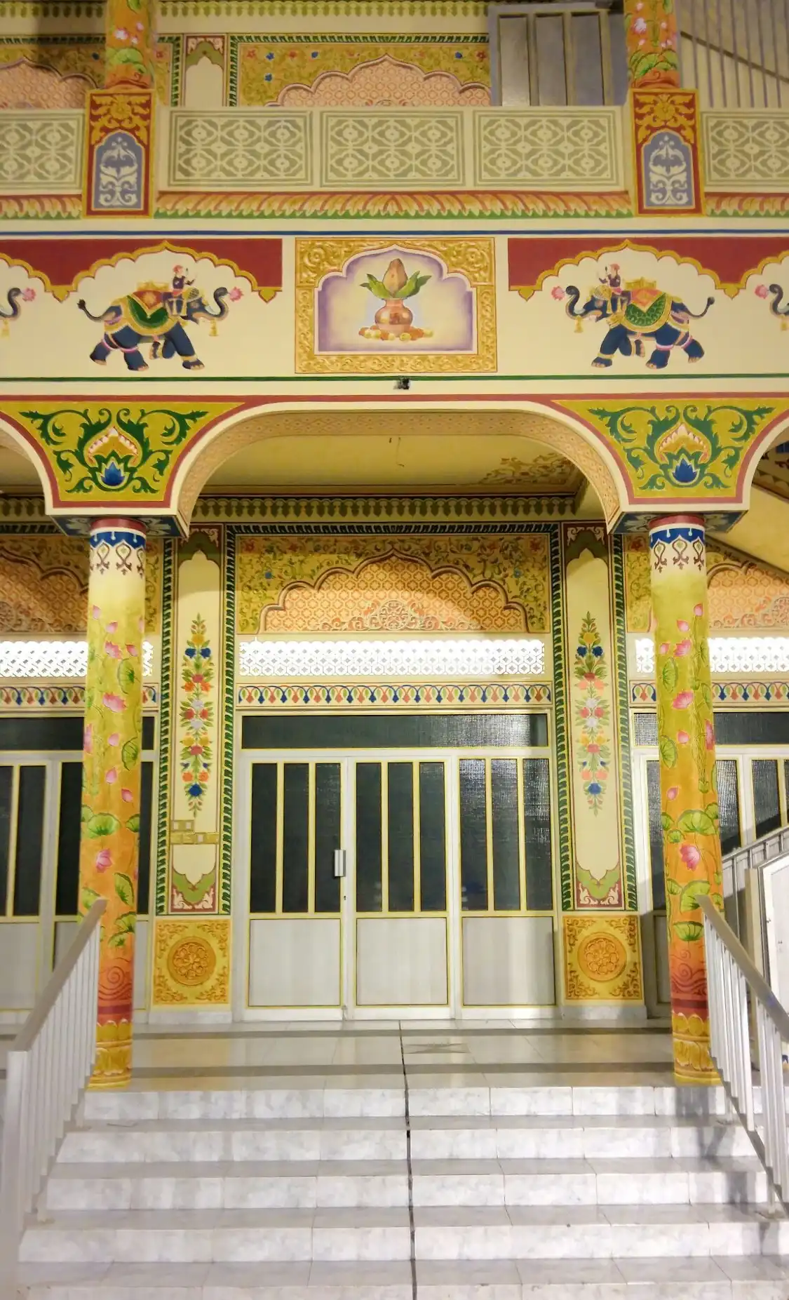 Hotels near Shri Krishna Temple