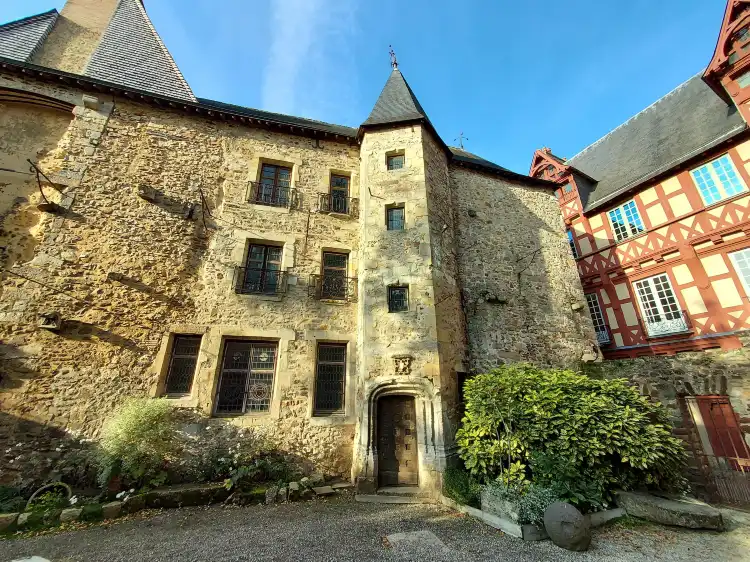 Hotels near Musee de la Reine Berengere