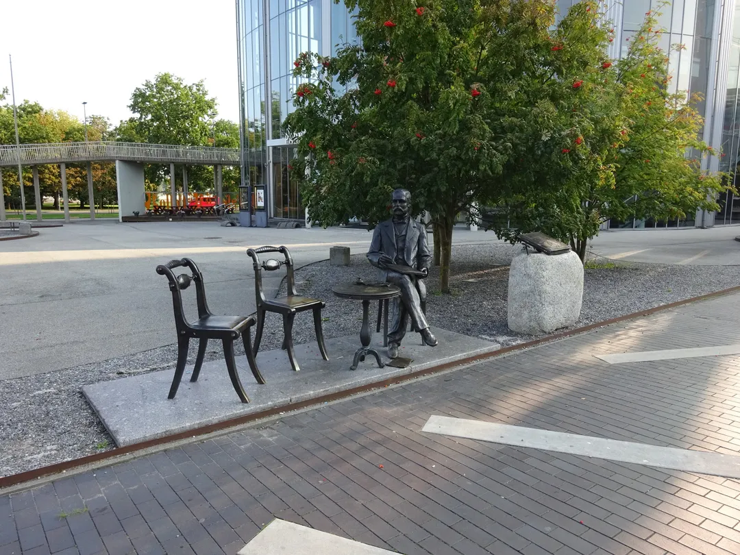 5_Statue of Peter Carl Faberge