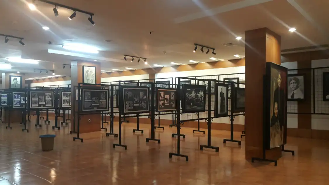 Hotels near Bung Karno Library