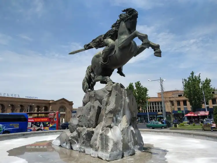 Hotels near Vardan Mamikonyan Statue