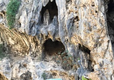 Teeq Cave and Tawi Ateer Sinkhole