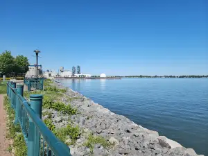 Regard-sur-le-Fleuve Park