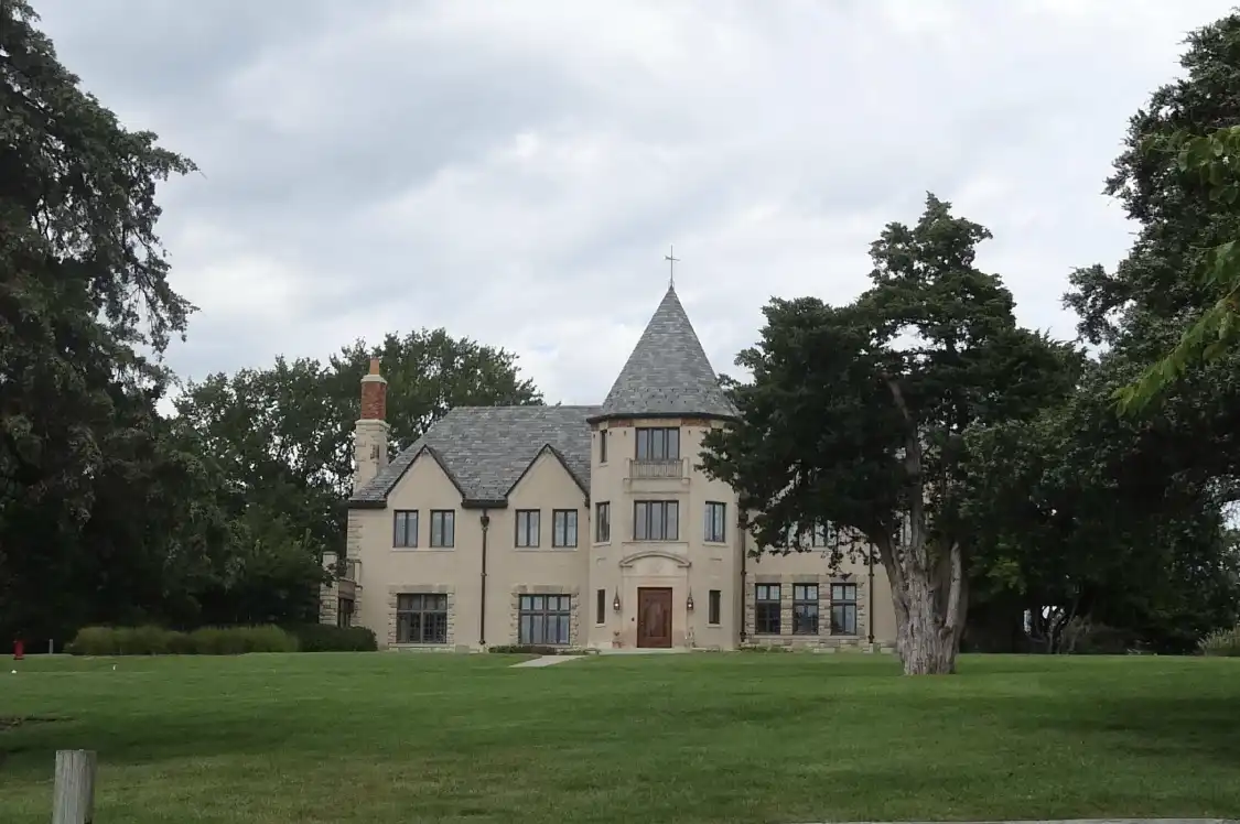 Hotels near Cedar Crest