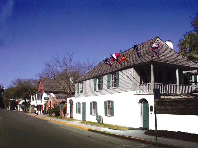 Hotel dekat Gonzalez-Alvarez House (Oldest House)