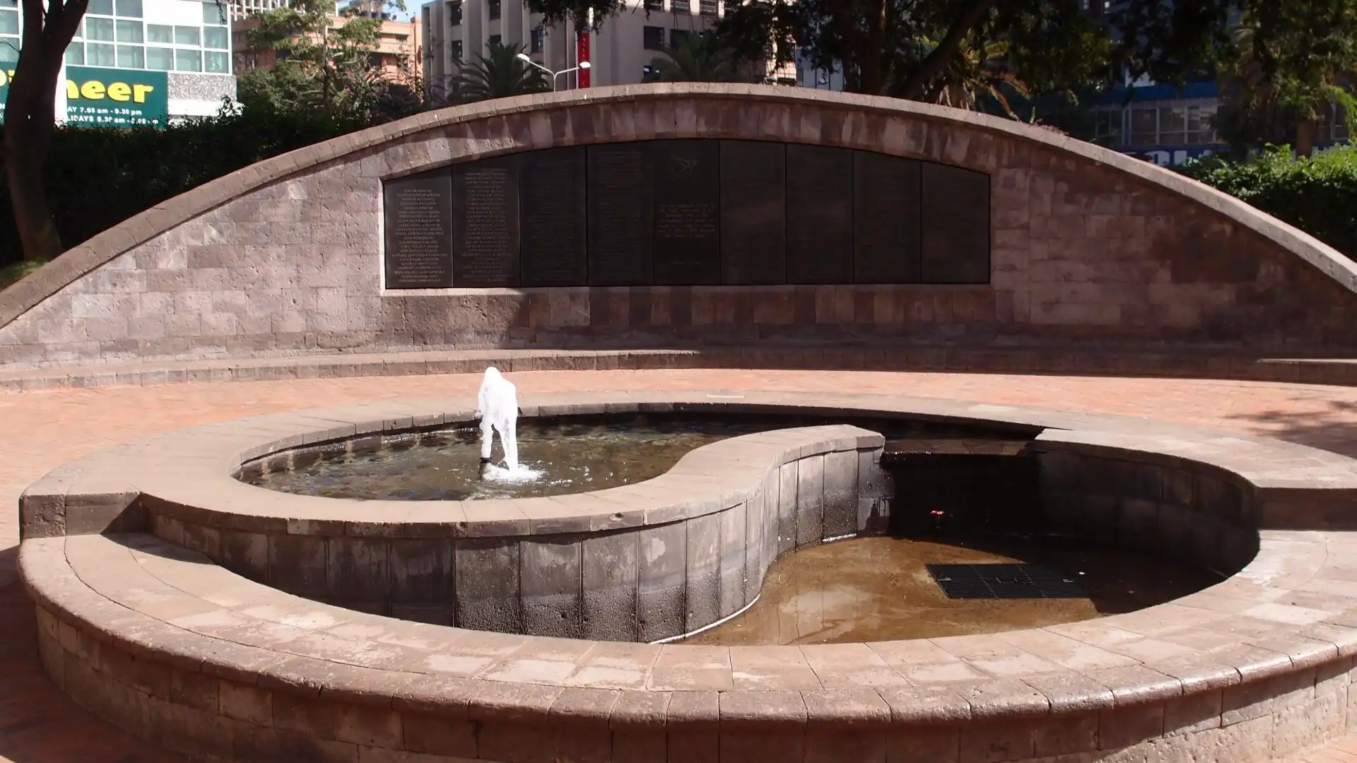 โรงแรมใกล้American Embassy Memorial Garden