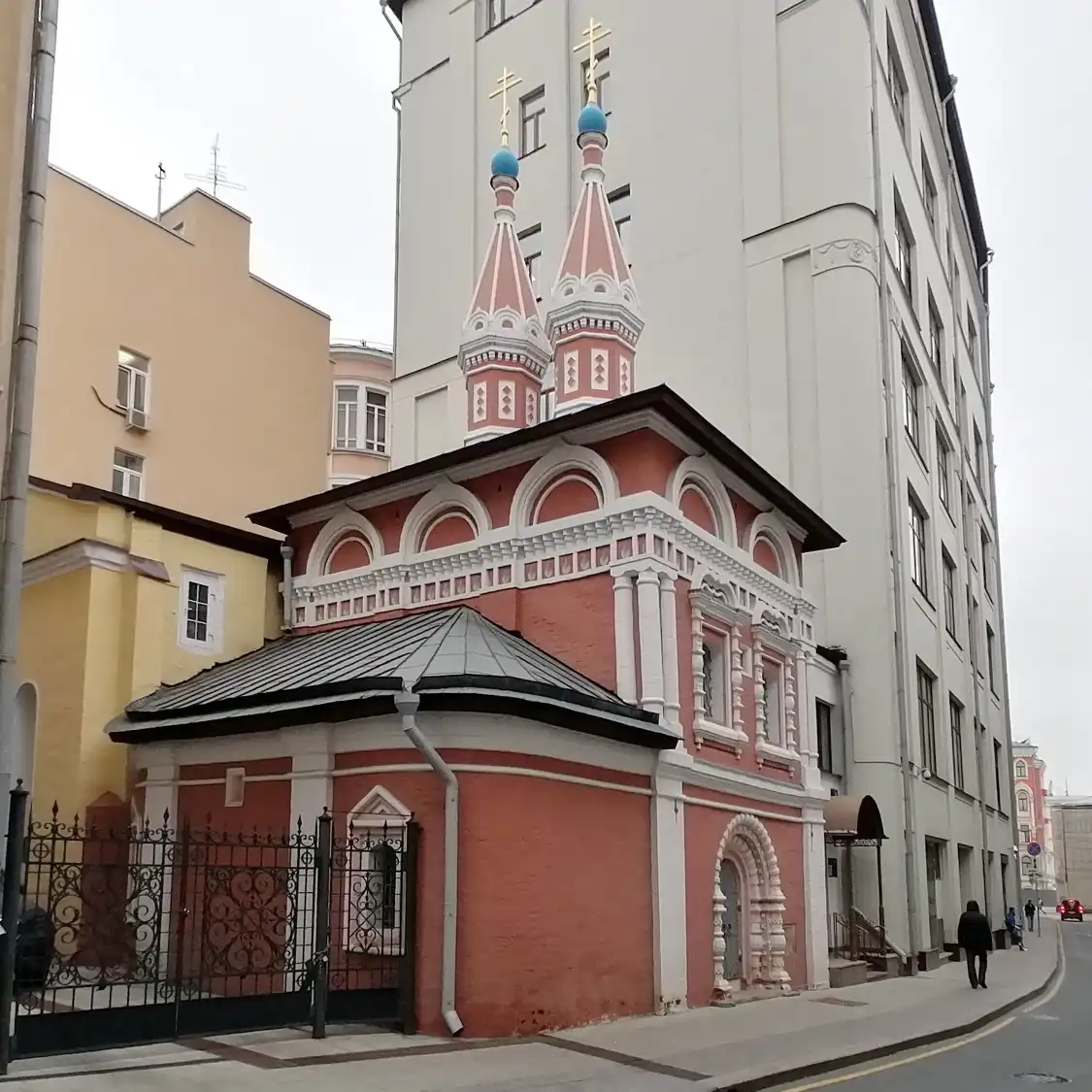 Отели рядом с достопримечательностью «Храм Косьмы и Домиана в Старопанском переулке»