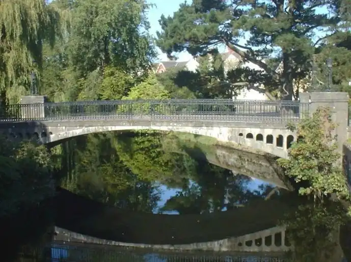 Hotel dekat Donovan's Bridge