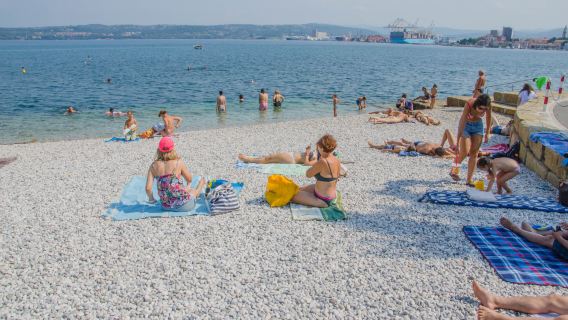 Zusterna Beach