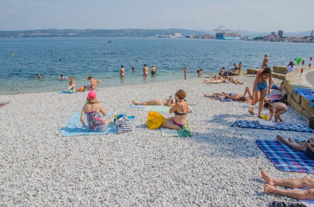 Zusterna Beach