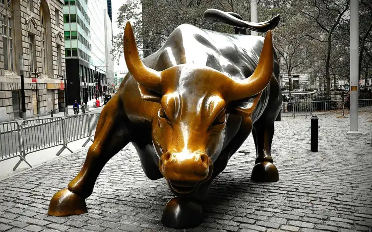 Hotels near Charging Bull