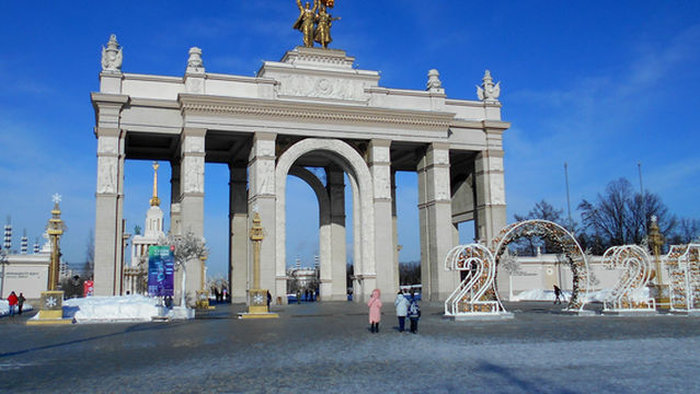 Main entrance arch VDNH
