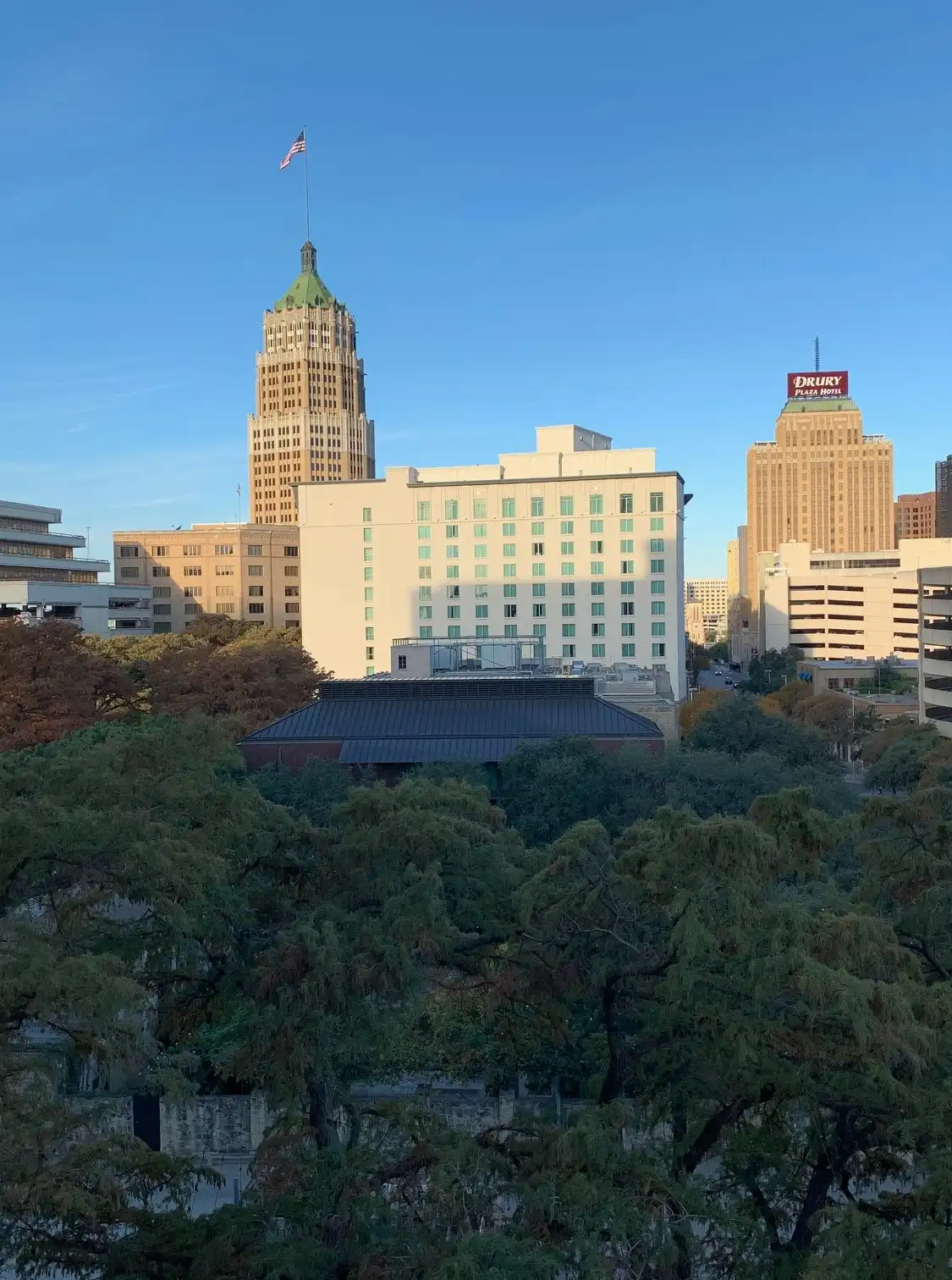 鄰近人壽保險公司大樓的酒店