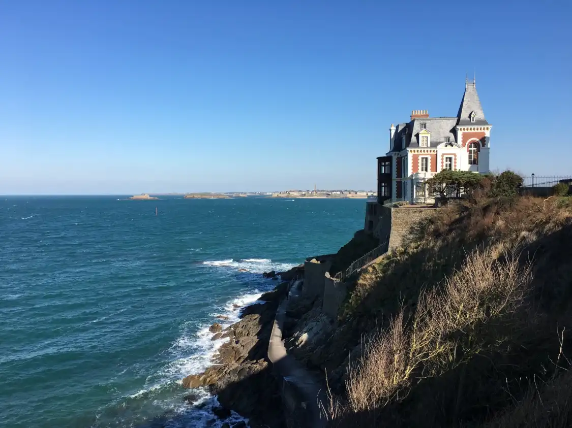 Hotel dekat Villa les Roches Brunes