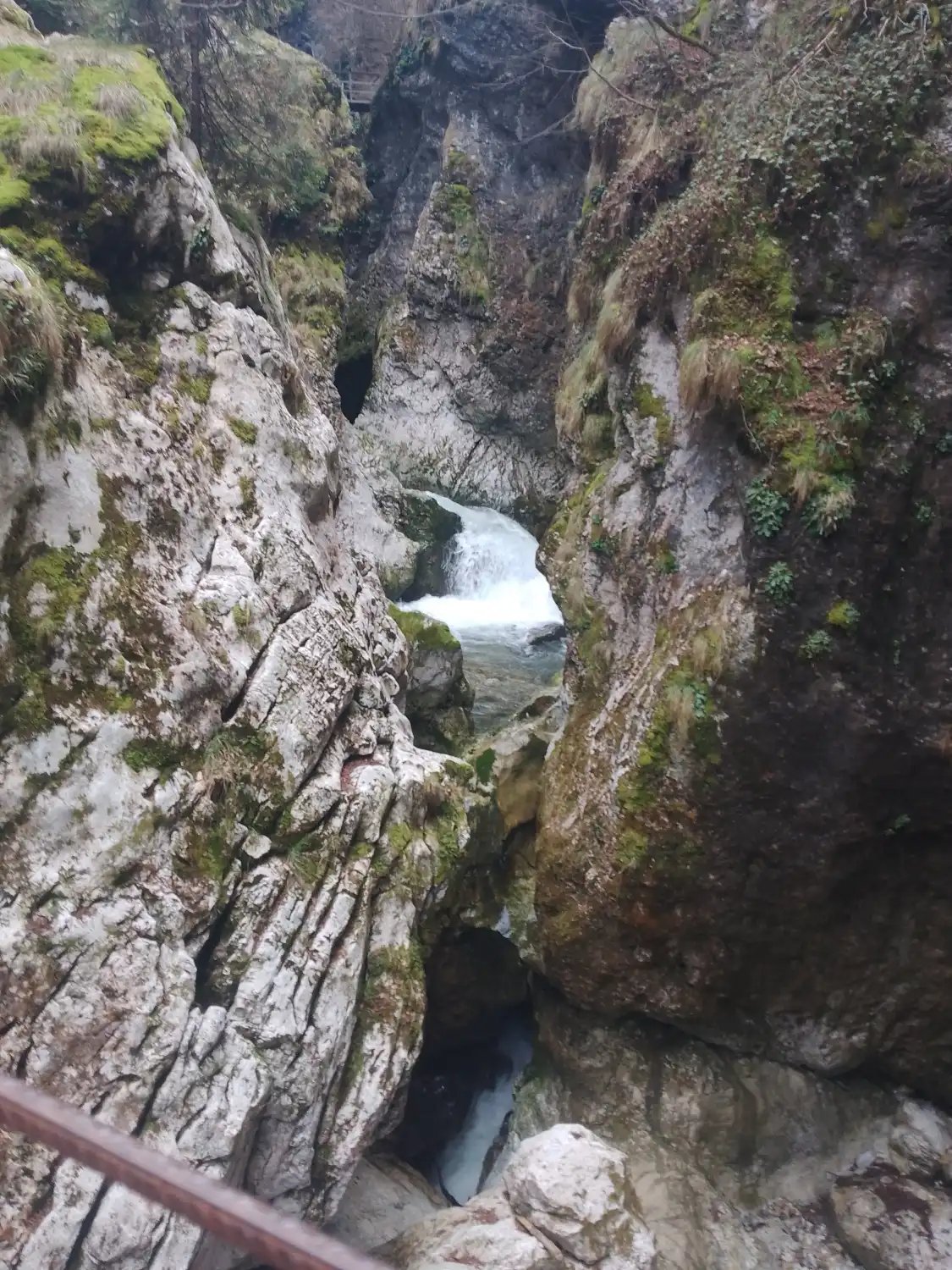 Hotels near Devil's Throat Cave