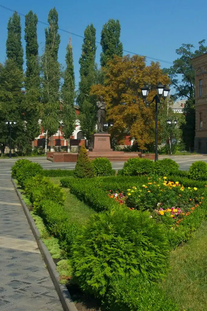 Hotels near Volodymyr Vynnychenko Statue