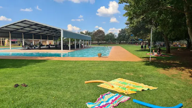 Lichtenburg Vakansie-Oord: Accommodation & Water Park in Summer