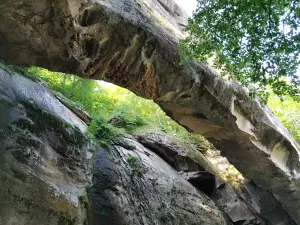 Kuzhnikskiy Prirodnyy Most