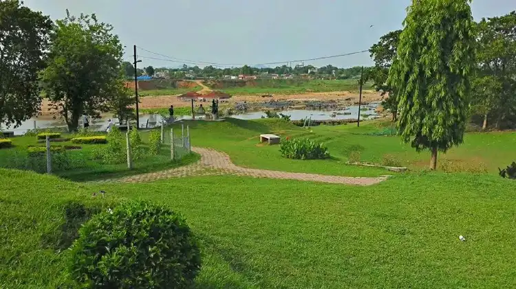 Hotels near Bhatia Park