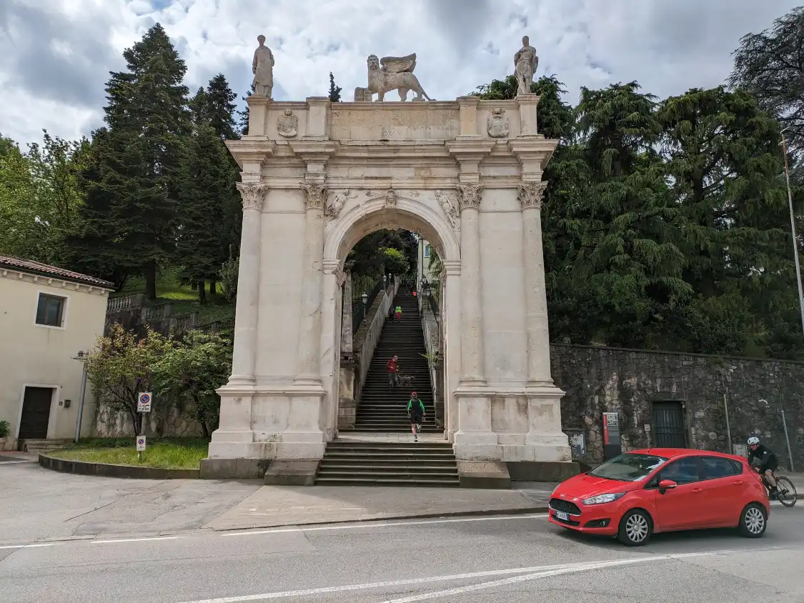 Hotel in zona Arco delle Scalette