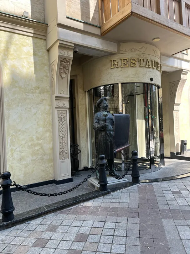 2_Скульптура "Дворник на Шавтели"