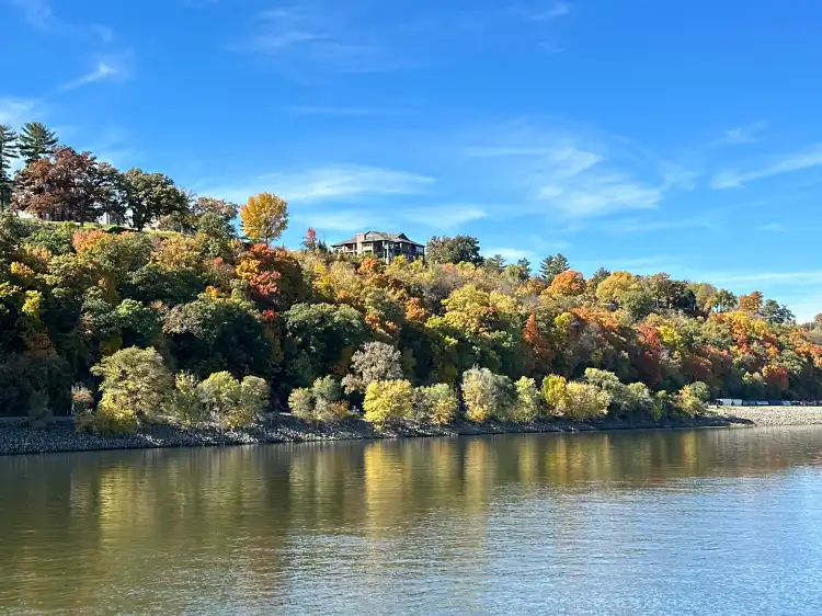 Hotels in Dubuque County