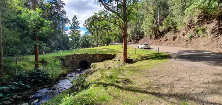 Hotels near Strickland Falls