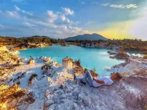 Danau Biru Selakau Timur