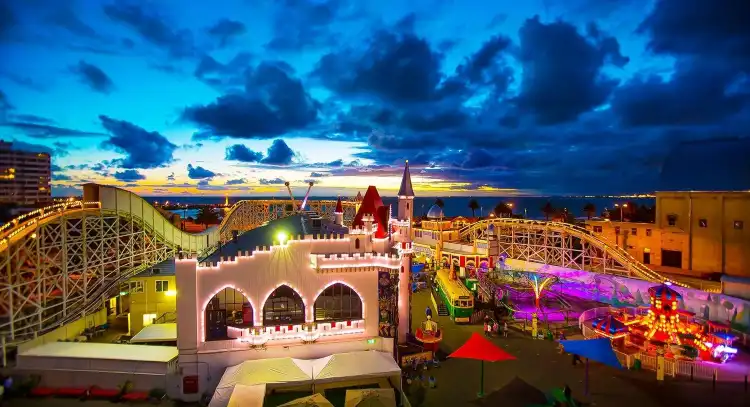Hotels near Luna Park Melbourne
