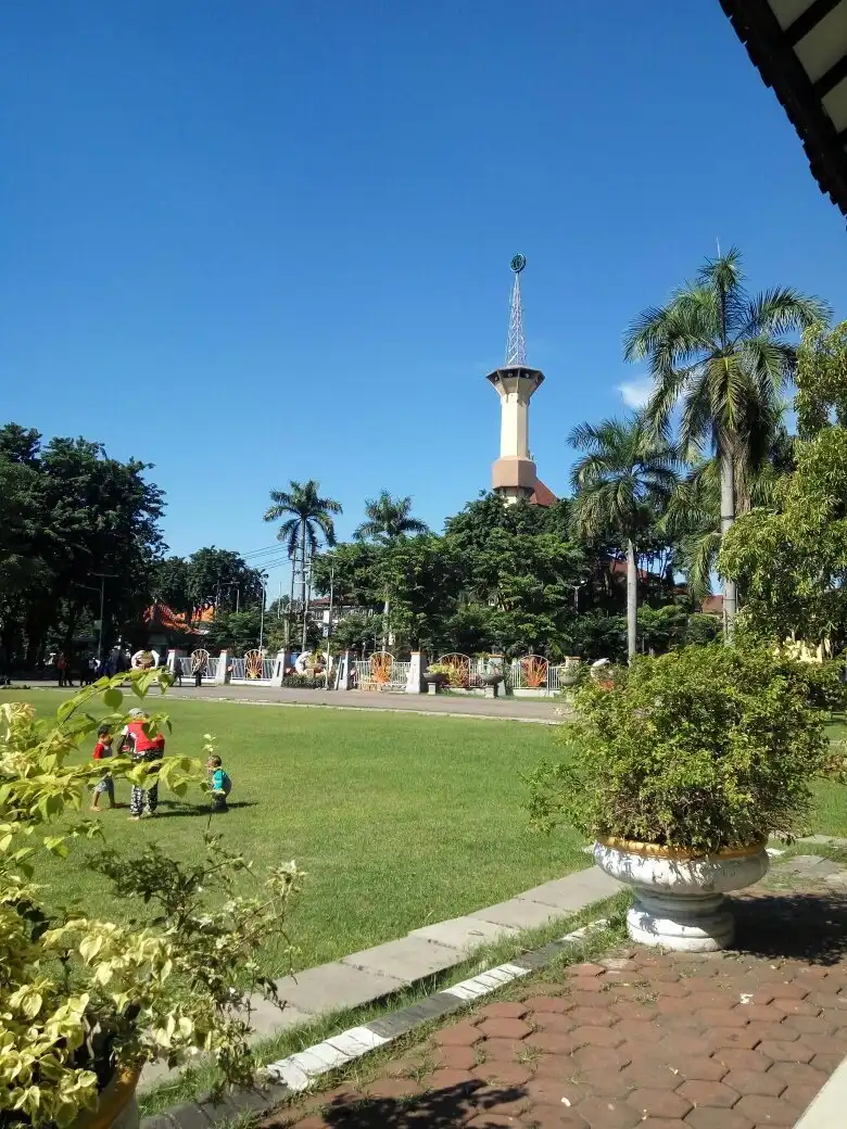Hotels near Jayandaru Monument