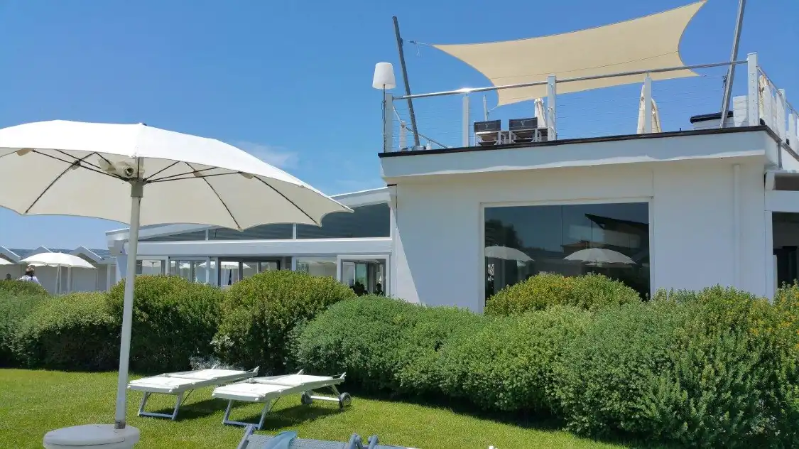 V Lounge Beach 주변 호텔