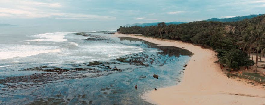 Pantai Karapyak Pasir putih