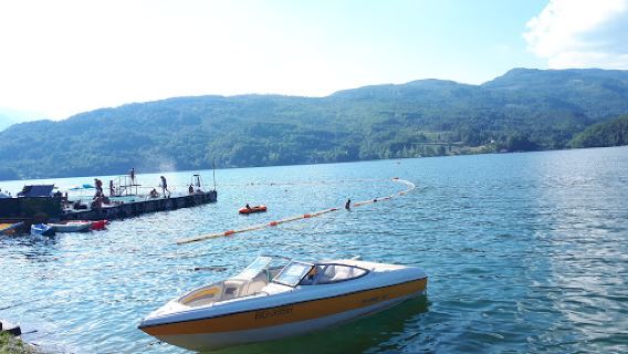 Pontonska Plaža Na Jezeru Perućac