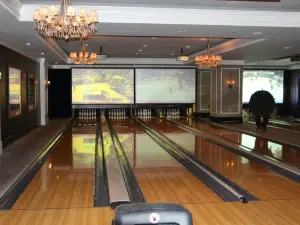 High Rollers Luxury Lanes & Sports Lounge