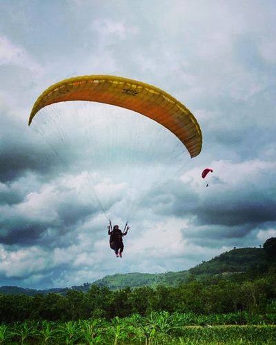 Wisata paralayang