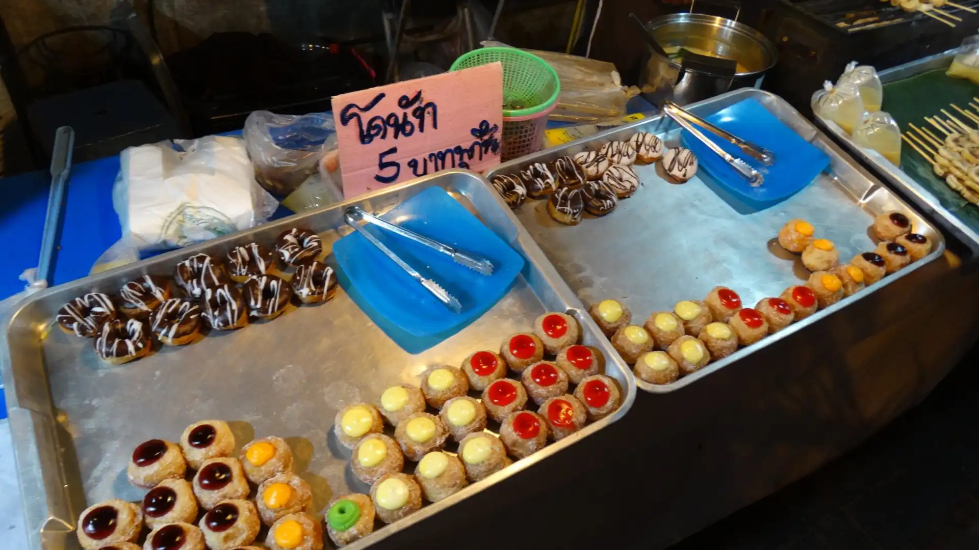 Hotels near Night market
