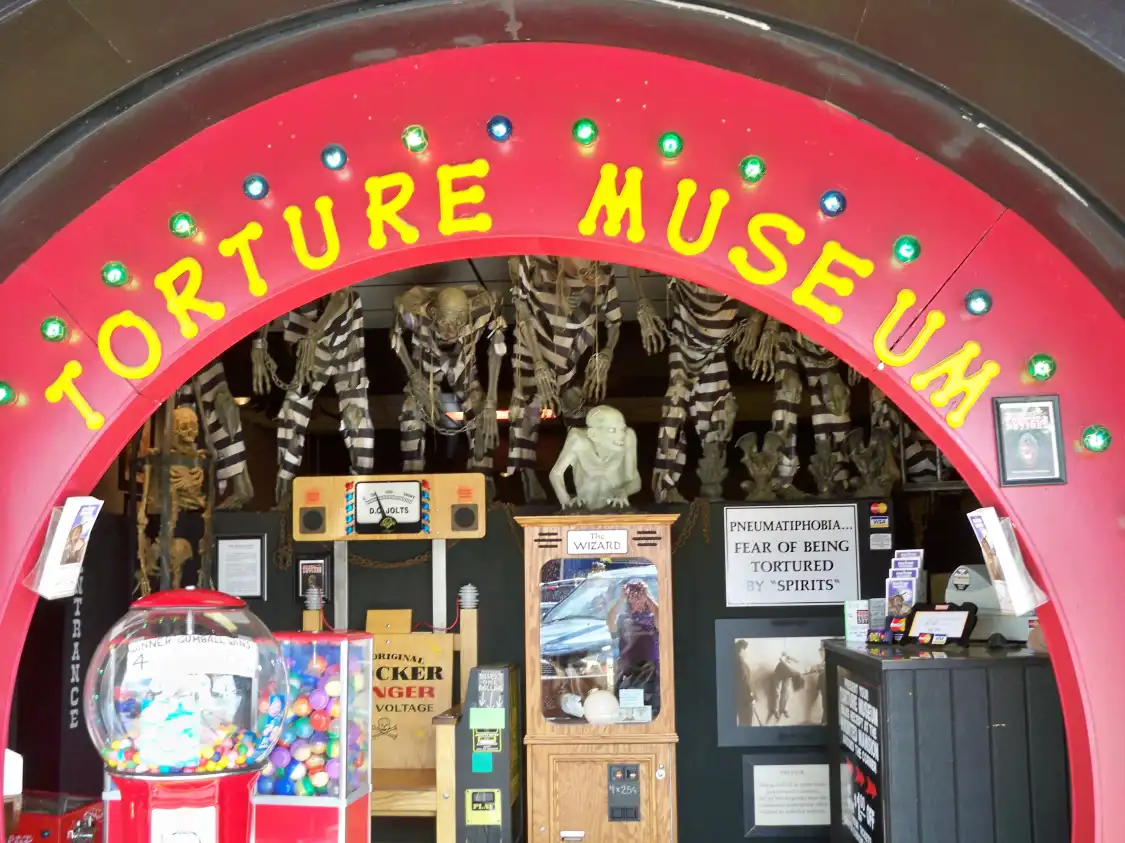 Отели рядом с достопримечательностью «Museum of Historic Torture Devices»