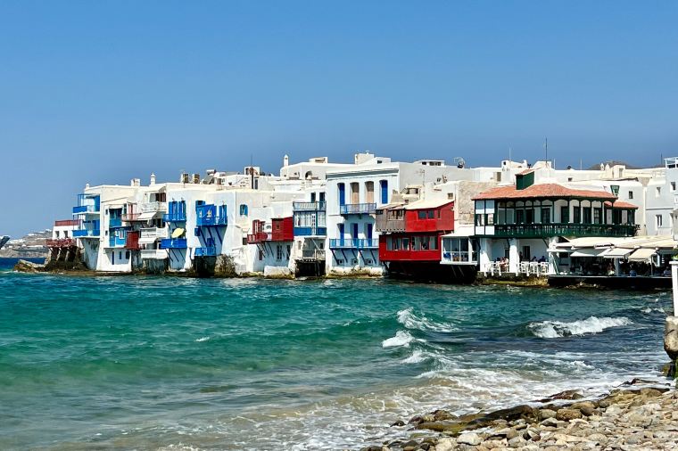 3. มิโคนอส (Mykonos) – เกาะแห่งปาร์ตี้และกังหันลม